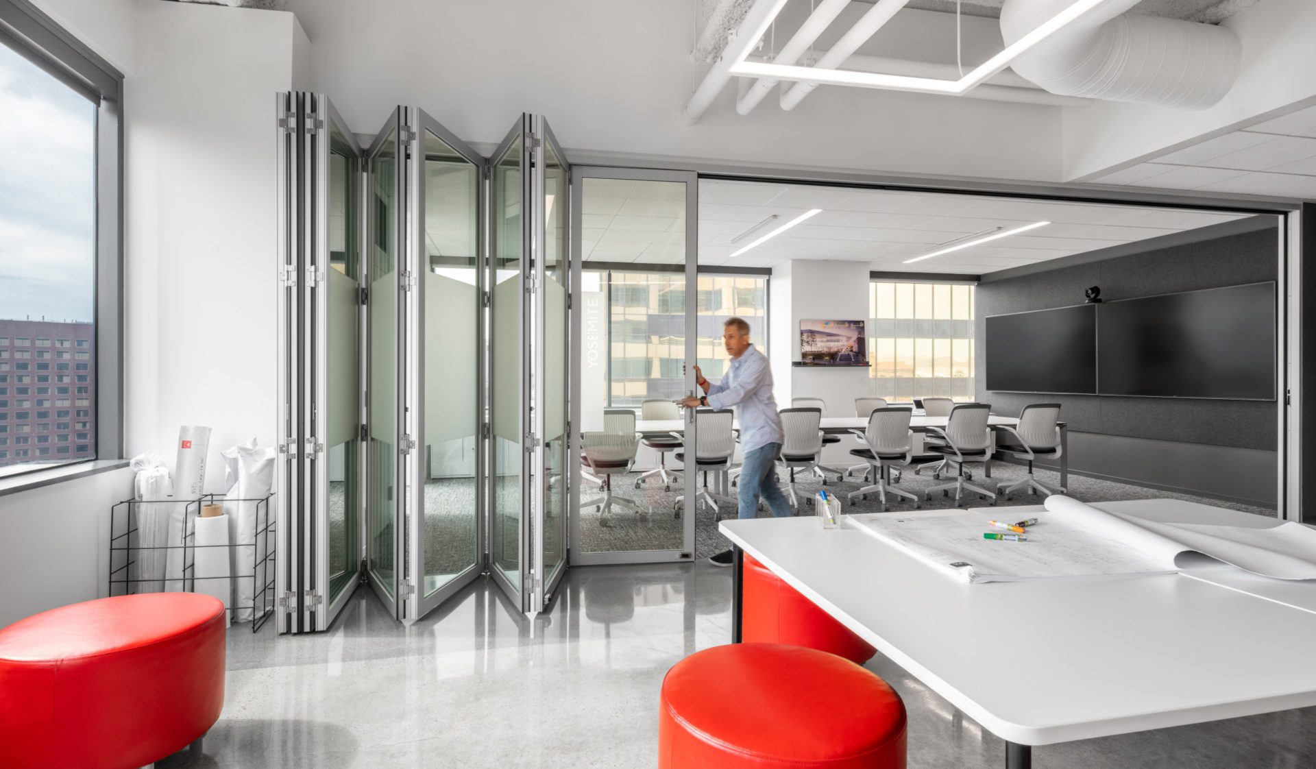 Living research on hybrid workplace design