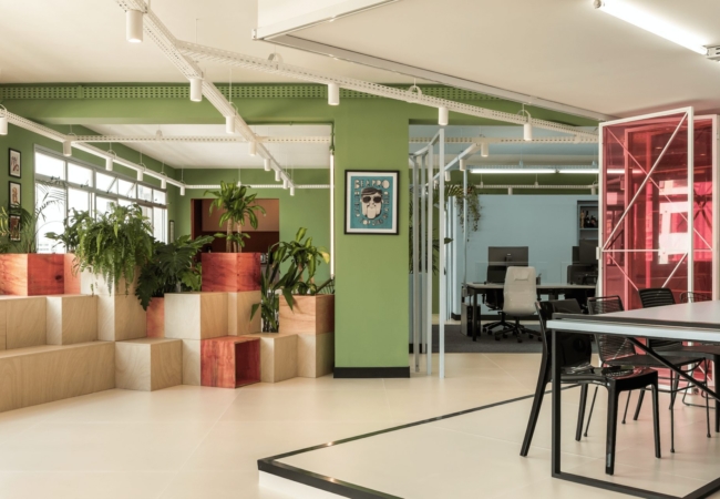 Moca Arquitetura pairs green and pink for office in Curitiba
