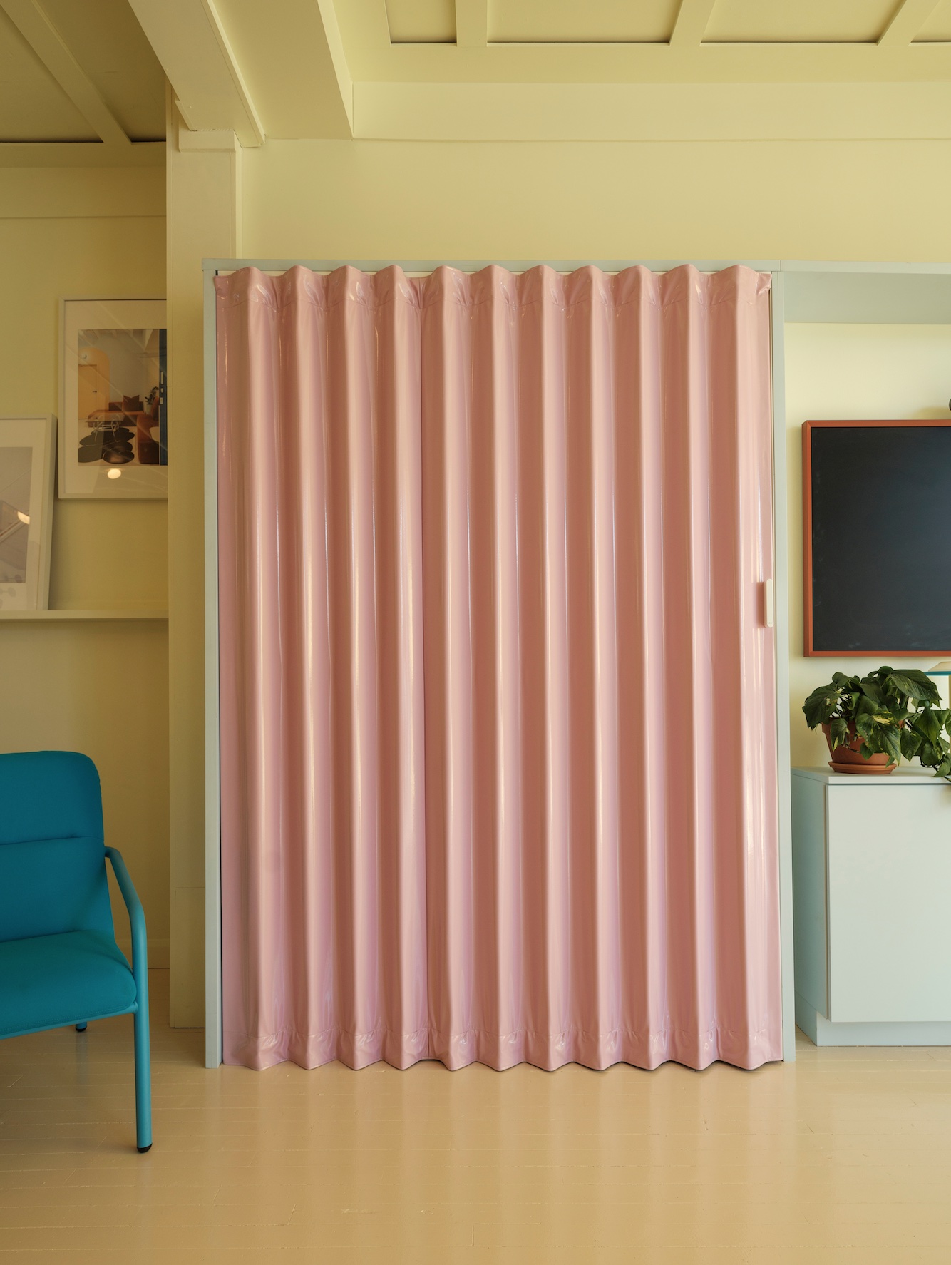 La Maison Perron workspace pink screen